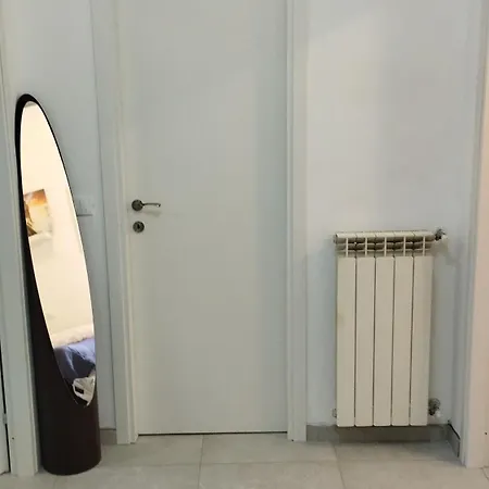 Rum i privatbostad E Un Semplice Posto Letto Nell'ingresso Centralissimo Sanremo